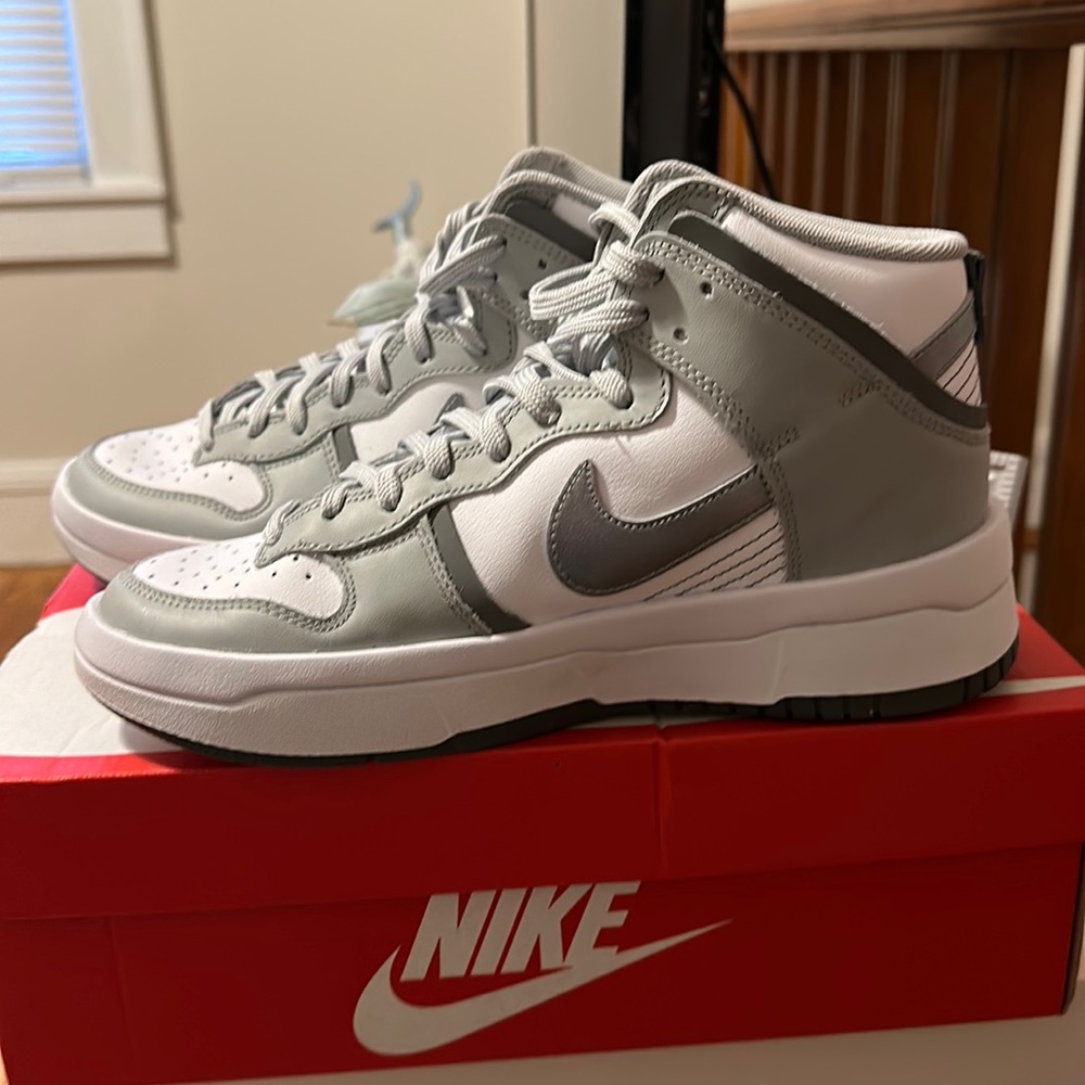 Nike Dunk High
Women
White/Light Smoke Grey/ Smoke Grey/Silver
Size W 8 / M 6.5